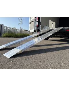 Ultraleichte Aluminium-Verladeschienen eingehängt am Transporter – optimaler Grip und einfache Handhabung für kleinere Lasten.
