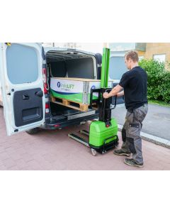 Der Innolift Mitnahmestapler von Frendix hebt die Palette an und schiebt sie in das Fahrzeug.