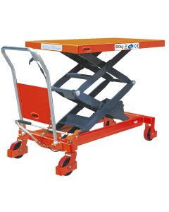 Der Dppelscheren-Hubtischwagen kann Lasten bis zu 800 kg tragen und ist damit ideal für schwere und sperrige Güter geeignet.