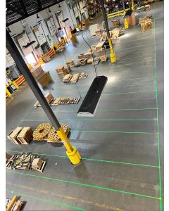 Markierungslaser TopFloor Laser im Lagereinsatz: Abriebfreie, präzise Laserlinien zur klaren Kennzeichnung von Flächen und Wegen.