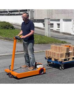 Alternativ ist der Elektroschlepper auch mit Fahrersitz erhältlich.