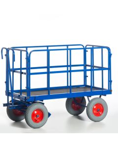 Der Handpritschenwagen von Rollcart ist optimal für den innerbetrieblichen Transport geeignet. 