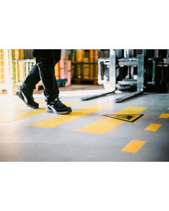 Mit dem 1A-Tapes Zebrastreifen trennen Sie Fu&szlig;g&auml;nger- und Fahrwege in stark befahrenen Lagerbereichen sichtbar.