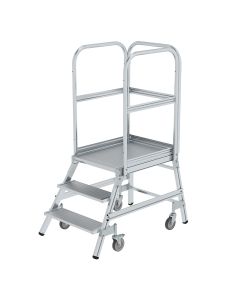 Podestleitern aus Aluminium sind leicht, verfahrbar und gewährleisten Sicherheit.