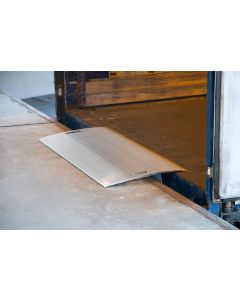 Mobile Aluminium-&Uuml;berladebr&uuml;cke von Altec &uuml;berbr&uuml;ckt H&ouml;henunterschied zwischen LKW-Ladefl&auml;che und Laderampe