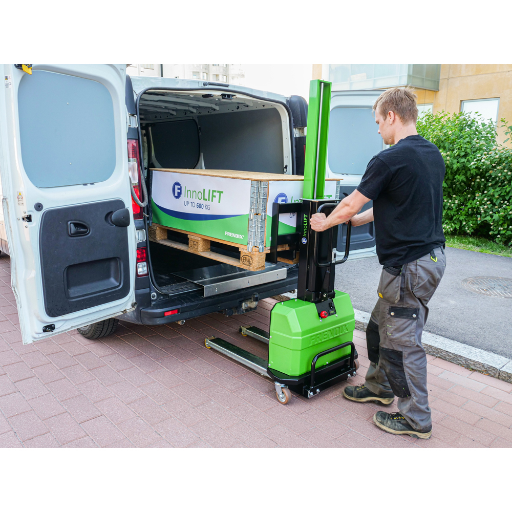 Innolift wird in Transporter geladen