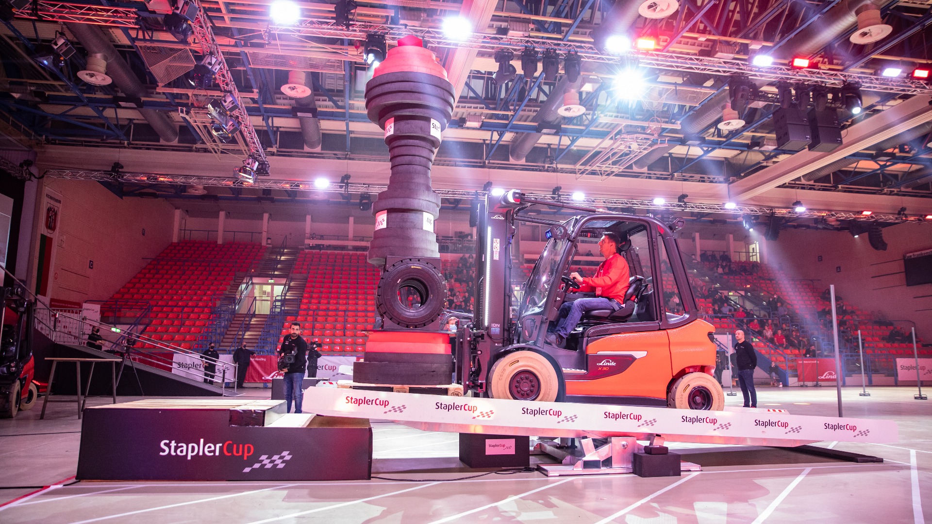 Erwin Brummer aus Rohrbach auf dem herausforderndsten Hindernis im gesamten StaplerCup Parcours 2021: der Hero Ramp. Nur wer es über den Kipppunkt der Wippe schafft, ohne dass der Turm fällt, hat eine Chance auf den Titel.