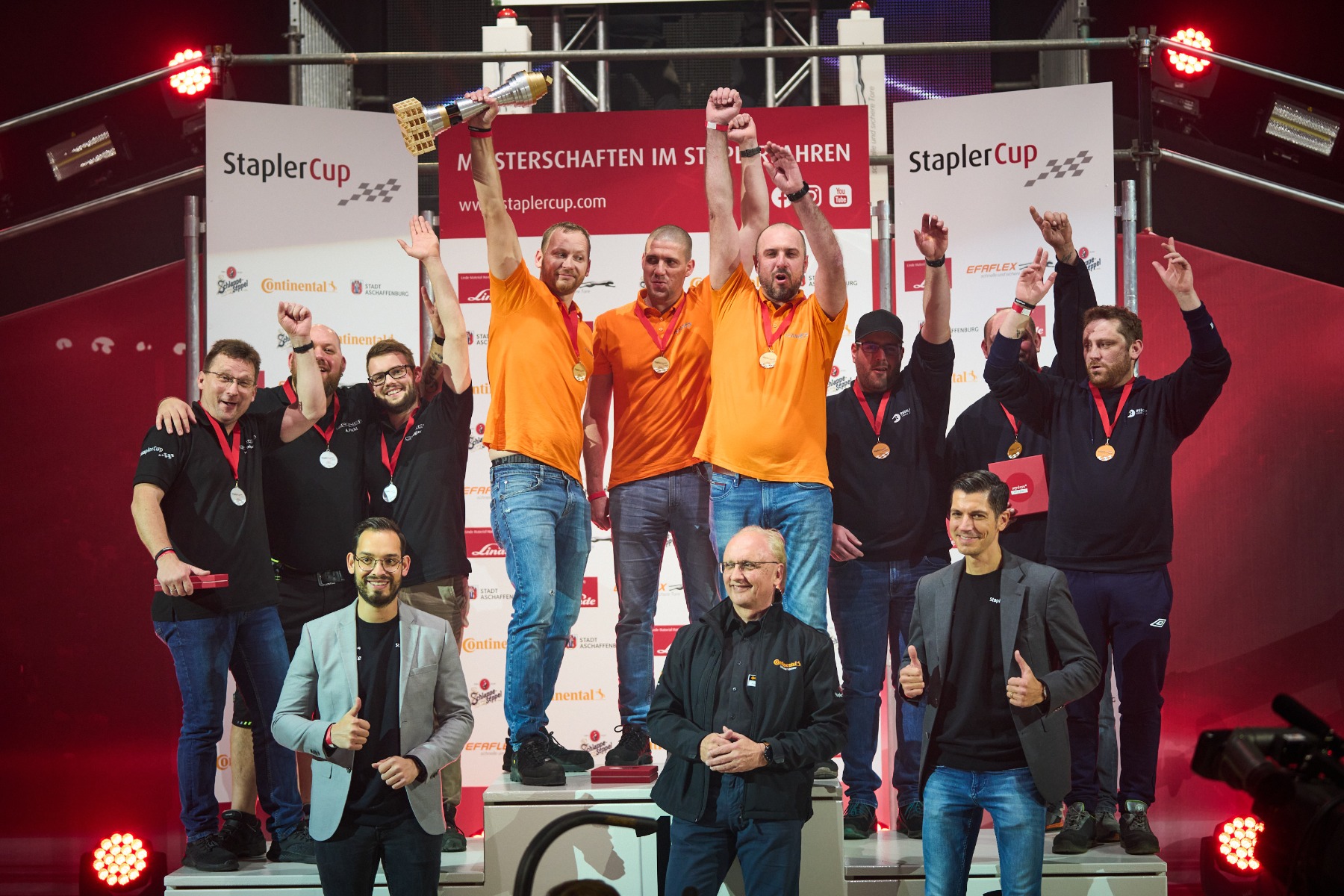 Lokalmatador TeamLog GmbH holt sich souverän den Sieg bei der StaplerCup Firmen-Team-Meisterschaft vor den Teams von Grüner Systemtechnik GmbH & Co. KG und der Rudolph Logistik Gruppe.