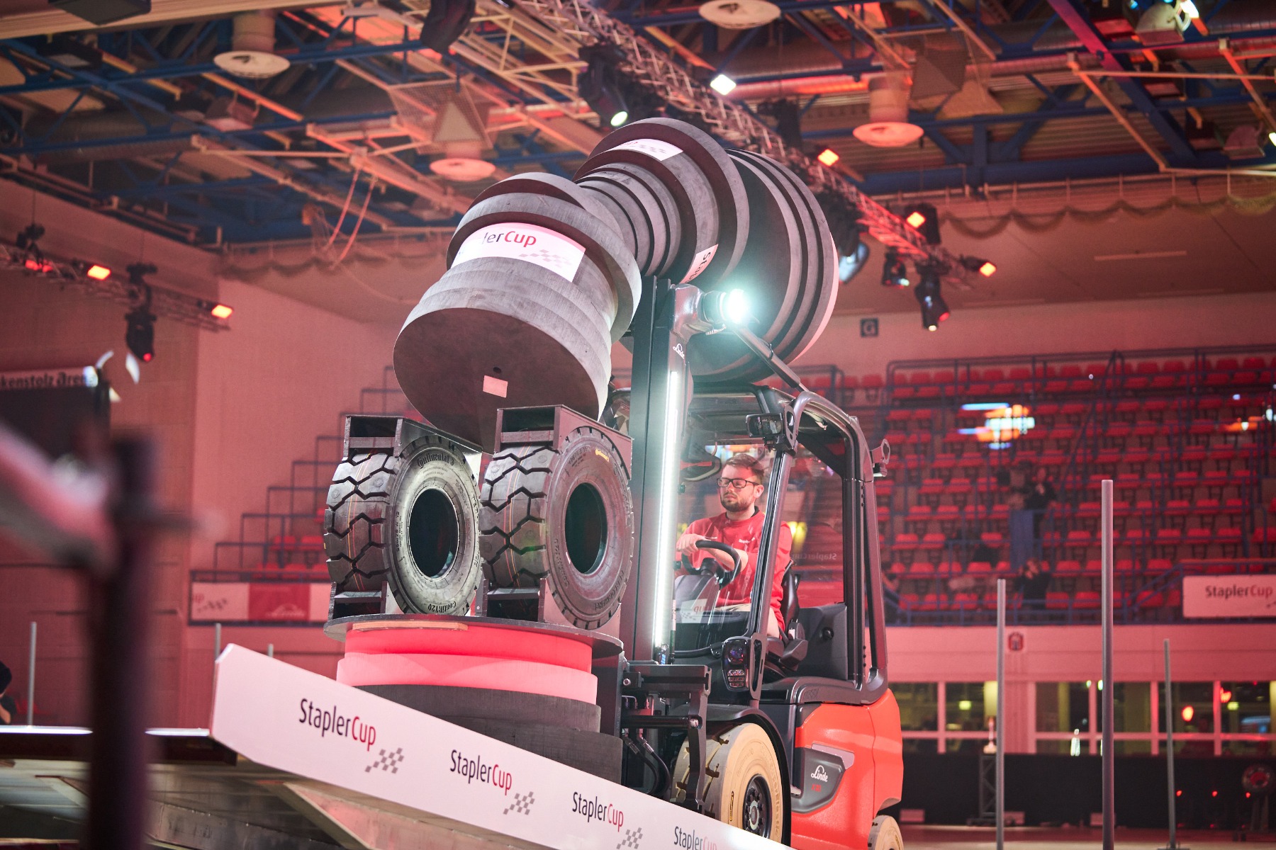 Es fehlten nur Millimeter: Der Victory Tower von Finalist Joshua Glöggler aus Westerstetten kippt wenige Momente vor dem seines Rivalen, was ihn nach zwei fehlerfreien Vorrunden den Titel kostet.